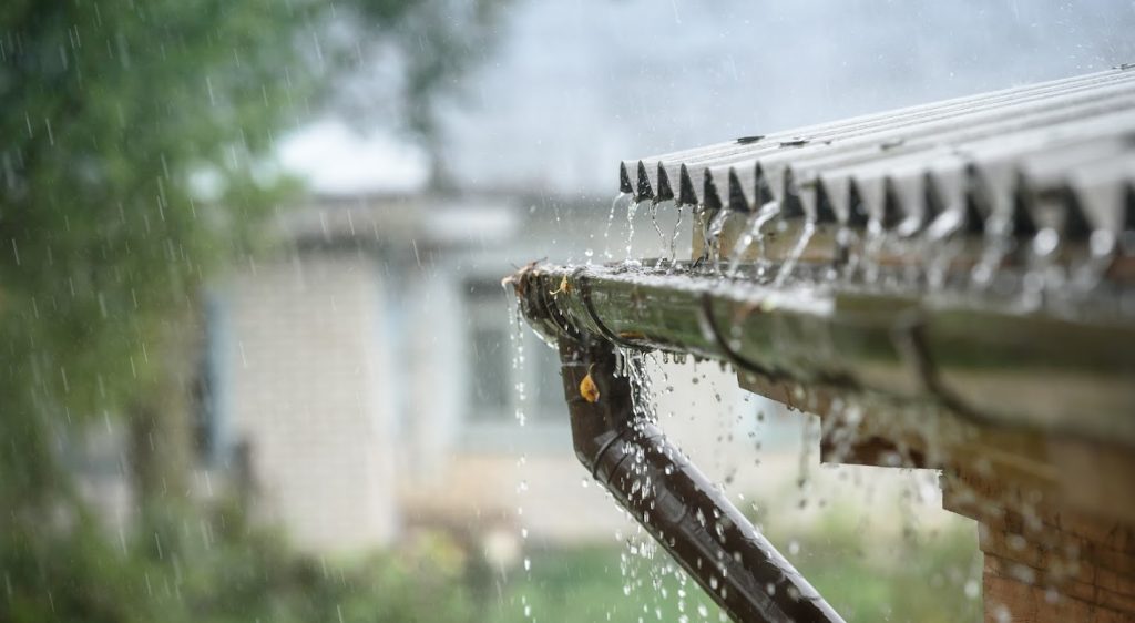 blocked-overflowing-gutter-in-rain-1024x562.jpg